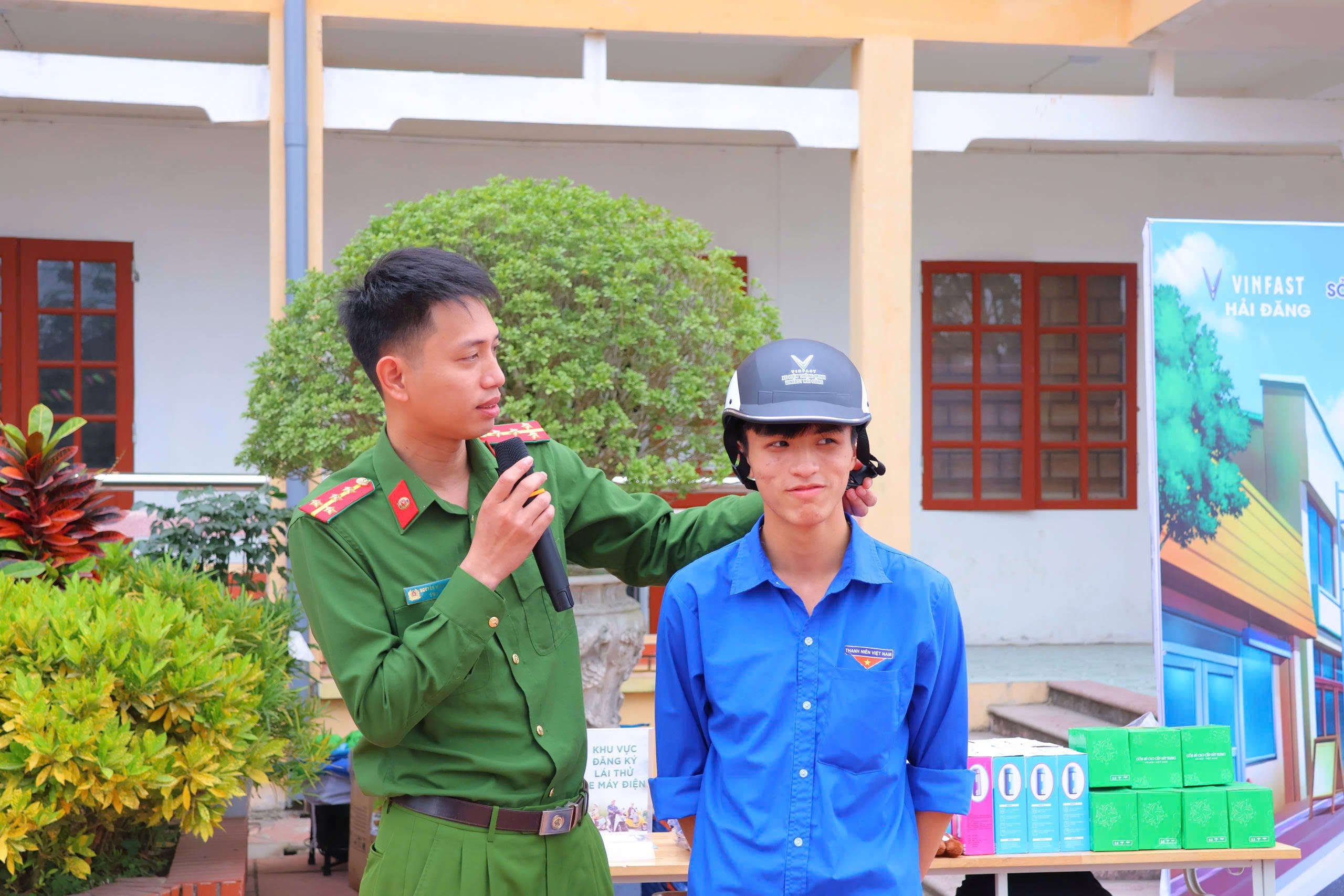 Công an xã Hà Đông tuyên truyền, hướng dẫn kỹ năng lái xe an toàn cho học sinh